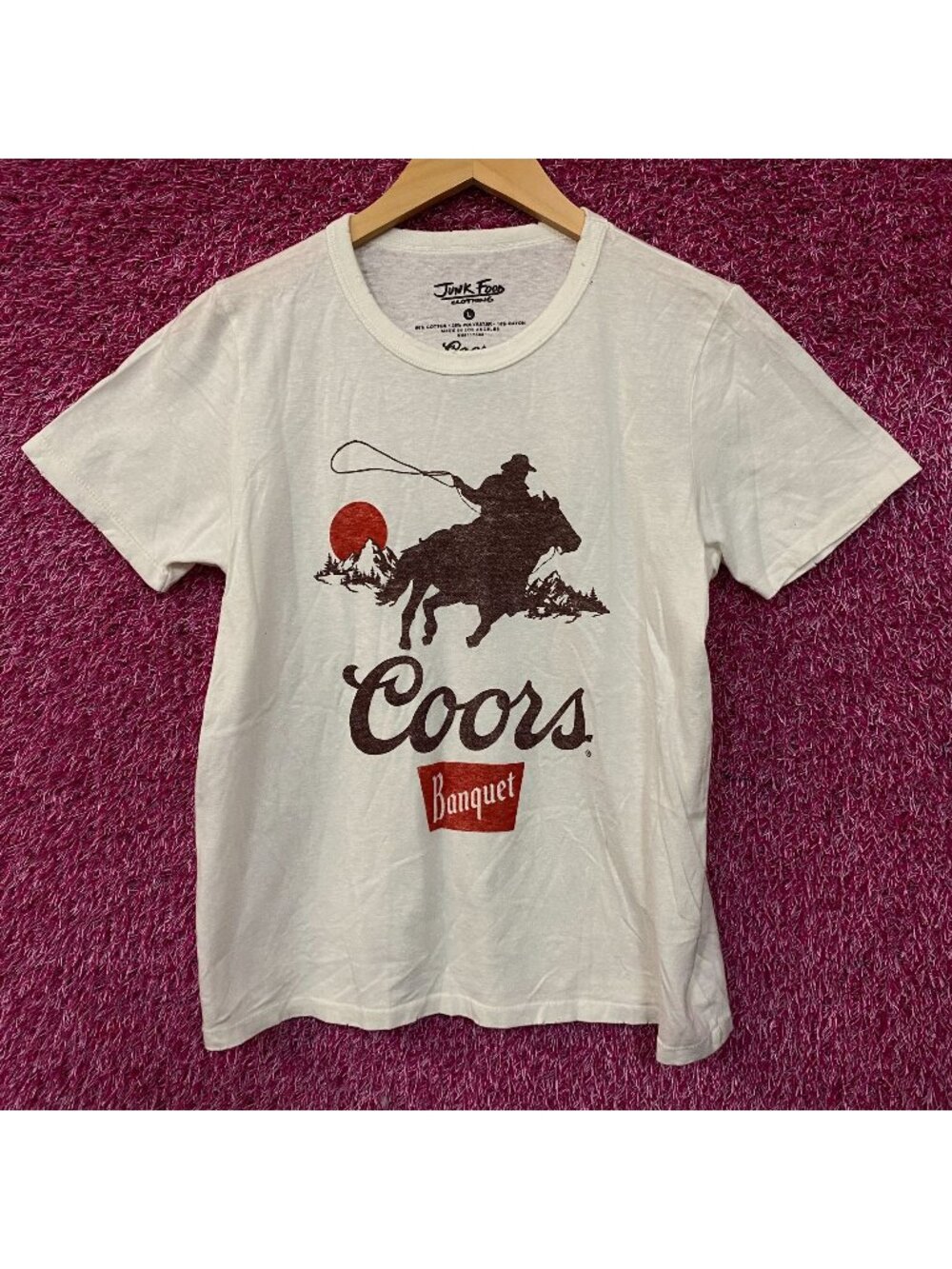 Junk Food Clothing Coors Banquet Cowboy Vintage Style Graphic Women's Tee Large